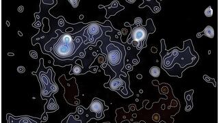 מיפוי החומר האפל, כאשר קווי המתאר מסמנים אזורים בעלי צפיפות שווה של חומר אפל, ומדגישים היכן החומר הבלתי נראה הזה – המוצג בצבע כחול – מרוכז מאוד