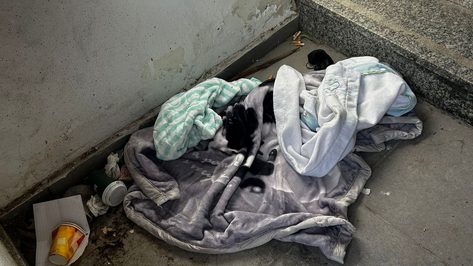 חדר המדרגות שבו נמצא התינוק הנטוש בחדרה