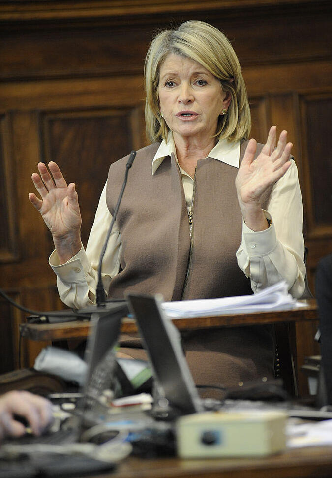 מרתה סטיוארט על דוכן העדים (צילום: David Handschuh-Pool/Getty Images) מרתה סטיוארט