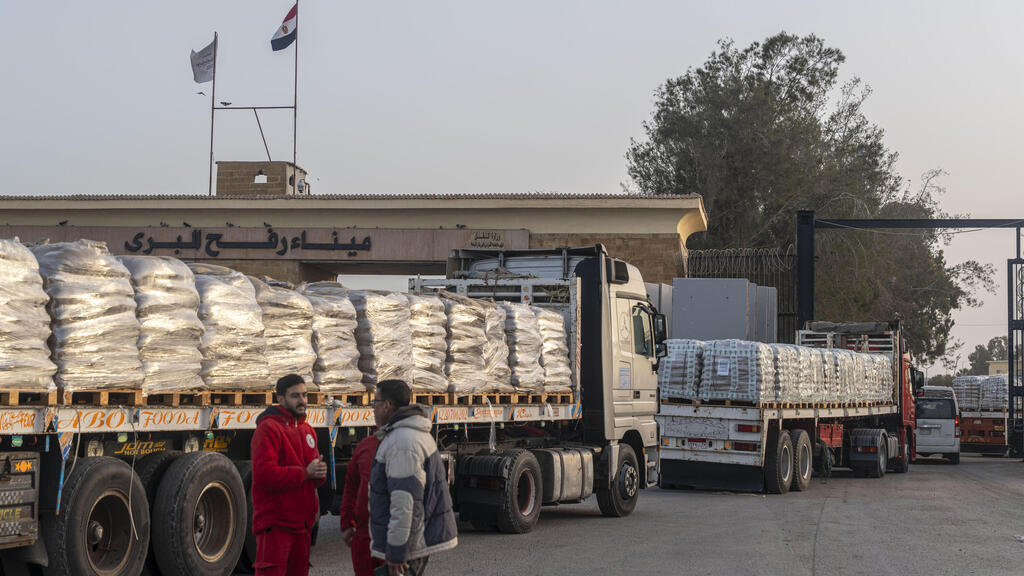 Humanitarian aid enters through the Rafah crossing (Photo: Ali Moustafa/Getty Images) מעבר רפיח