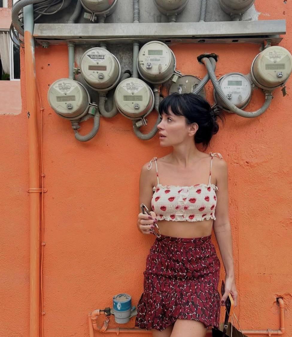 מחפשת את שקע ותקע? (צילום מסך) לילי אלן במקסיקו