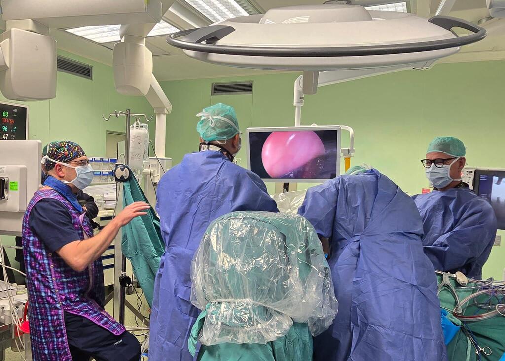 Scoliosis surgery at Assuta (Photo: Assuta) ניתוח עקמת באסותא