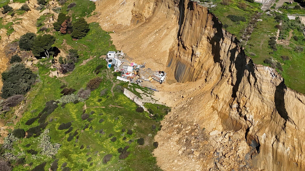 A home that fell off the cliff (Photo: REUTERS/Danilo Arnone) איטליה בתים הידרדרו לסף תהום בעיירה נישמי ב סיציליה מפולת