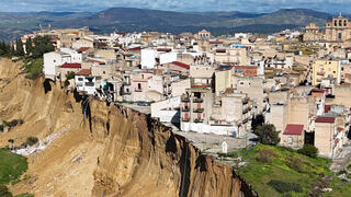 איטליה בתים הידרדרו לסף תהום בעיירה נישמי ב סיציליה מפולת