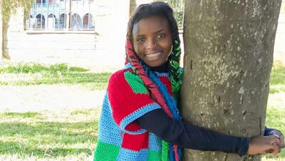 טרופנה מוטוני חיבקה עץ במשך 72 שעות ובכך שברה את שיא גינס