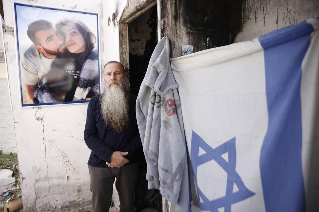 Amir Zini in Kfar Aza, at the scene where his son Nirel Zini and Niv Raviv were murdered (Photo: Gadi Cabello) אמיר זיני, אביו של ניראל זיני ז"ל שנרצח בכפר עזה