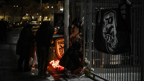 אוהדי פאוק מדליקים נרות בסמוך לאצטדיון טומבה