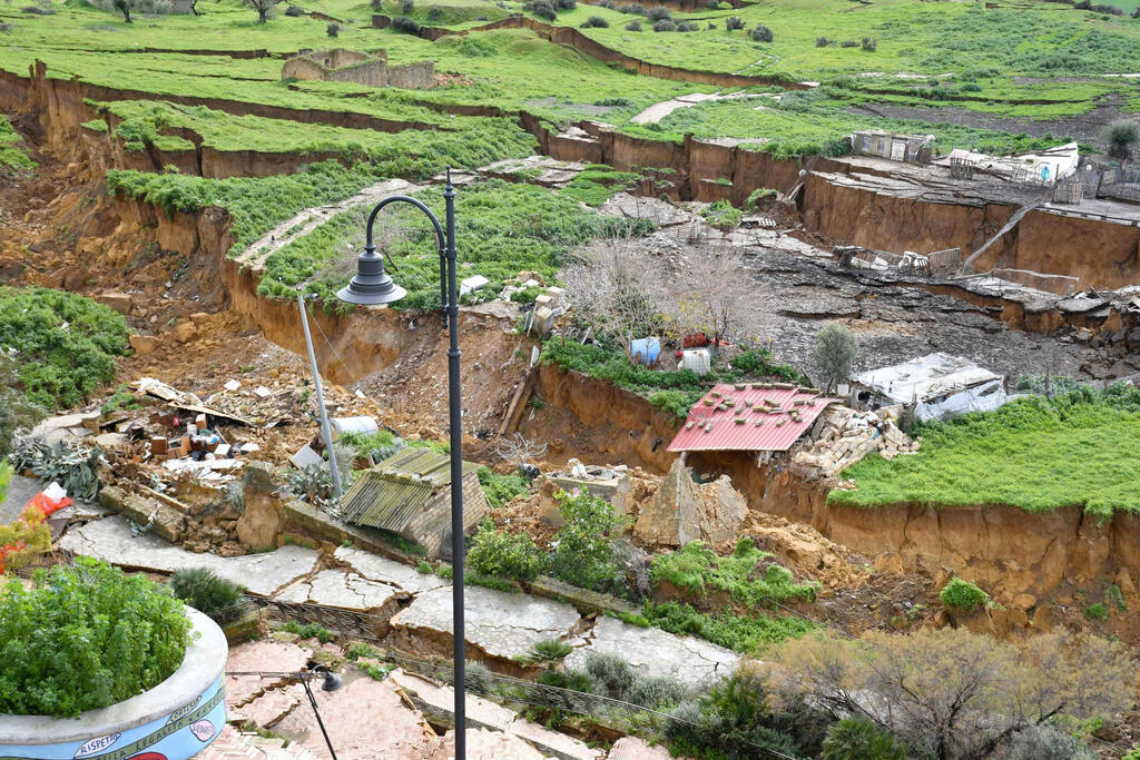 Photo: Orietta SCARDINO / ANSA / AFP איטליה בתים הידרדרו לסף תהום בעיירה נישמי ב סיציליה מפולת