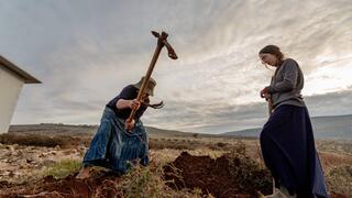 מתוך סדרת התצלומים. שהם שושנה אור ישראל מימין