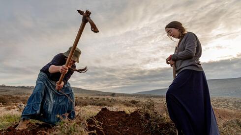 מתוך סדרת התצלומים. שהם שושנה אור ישראל מימין