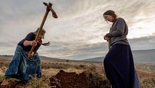 לבד בגבעות: הנערות שתועדו לאורך חמש שנים במאחז