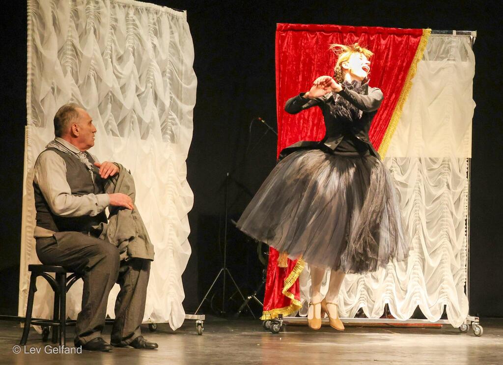 Сцена из спектакля "Приключения артиста" 