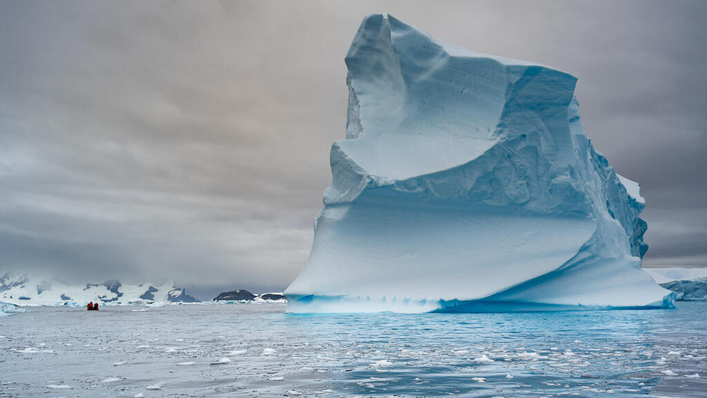 Photo: Ido Lempert אפשר להבין את גודלו של הקרחון רק כאשר מזהים לצידו את סירת הזודיאק משמאל
