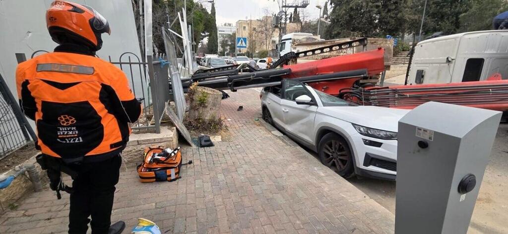 Photo: United Hatzalah משאית מנוף התהפכה