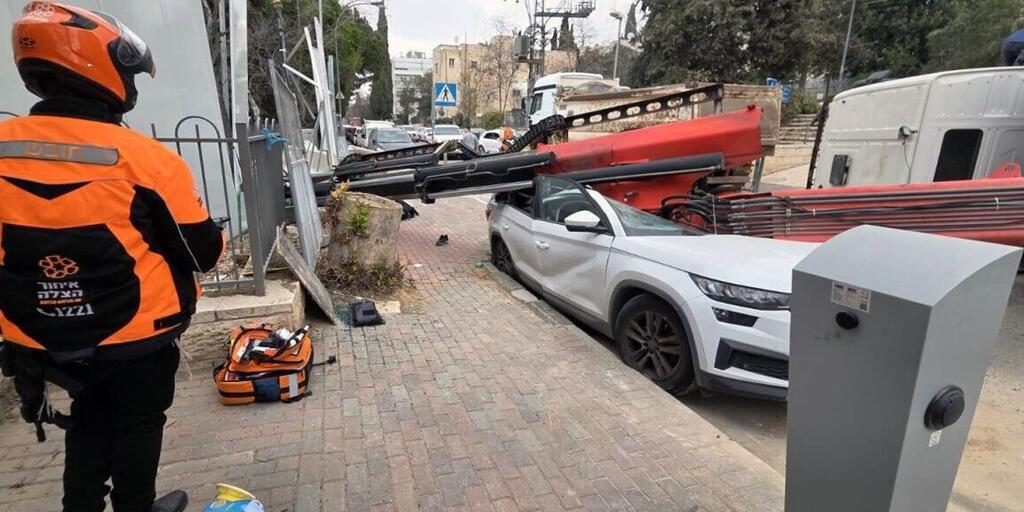 משאית מנוף התהפכה