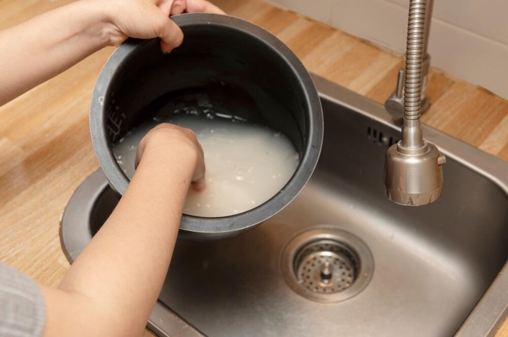 Рис обязательно нужно промывать перед готовкой 