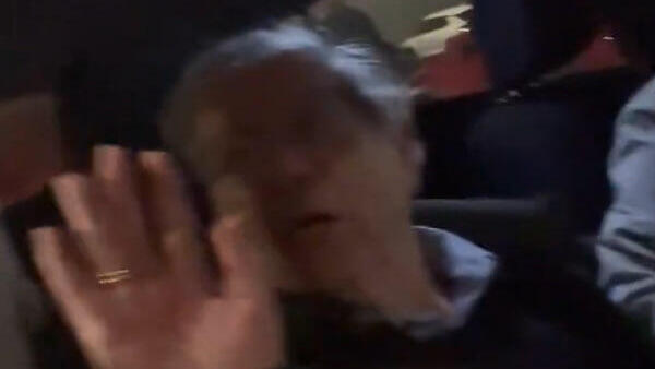 Мордехай Давид блокирует машину Аарона Барака (Фото: страница Мордехая Давида в сети X) מרדכי דוד חסם את נשיא העליון בדימוס אהרון ברק ביציאה מכנס באקספו תל אביב