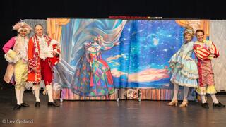 Сцена из спектакля "Приключения артиста" 