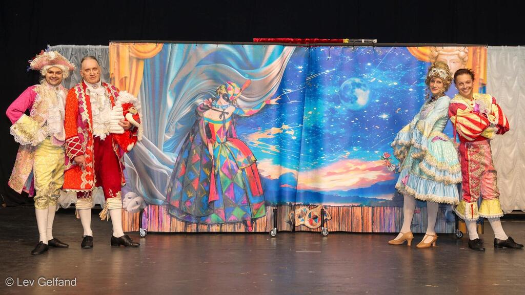 Сцена из спектакля "Приключения артиста" 