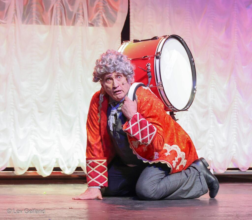 Сцена из спектакля "Приключения артиста" 