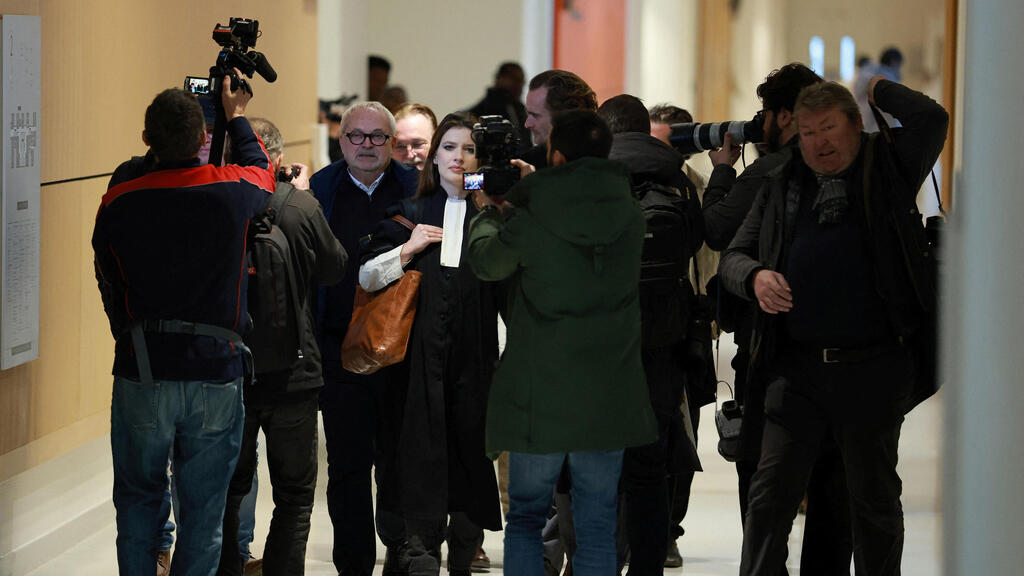 ג'ואל גריו סנאטור לשעבר ב צרפת מגיע לבית משפט בפריז שבו הורשע ב סימום חברת הפרלמנט סנדרין ג'וסו