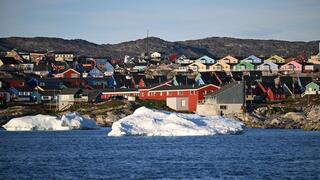קרחונים מפשירים ברקע הבתים בגרינלנד