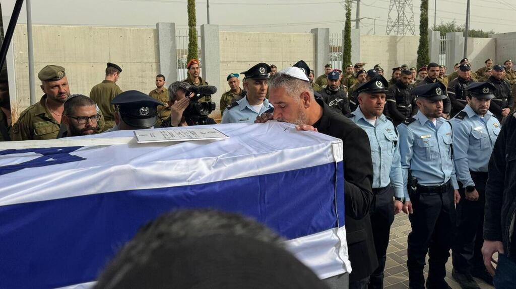 איציק גואילי נושק לארון