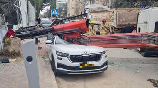 משאית מנוף התהפכה