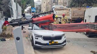 משאית מנוף התהפכה