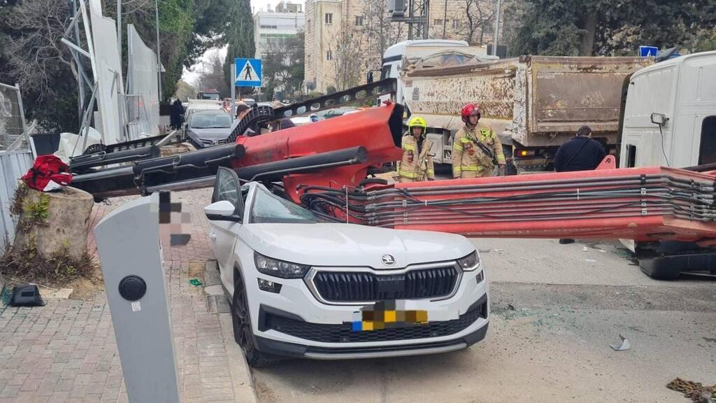 משאית מנוף התהפכה