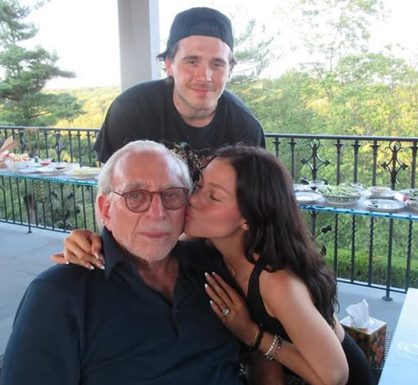 נשיקה לספונסר (צילום: אינסטגרם) ברוקלין בקהאם ניקולה פלץ