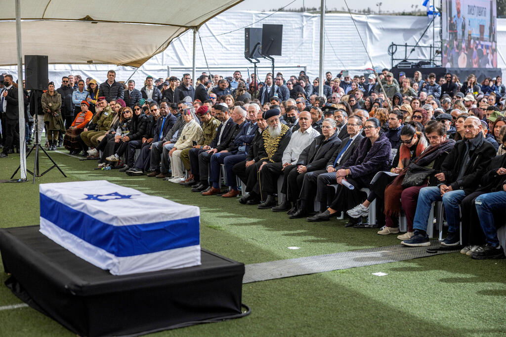 Sergeant First Class Ran Gvili laid to rest (Photo: CHAIM GOLDBERG/Pool via REUTERS) הלוויה רס"ר רן גואילי ז"ל