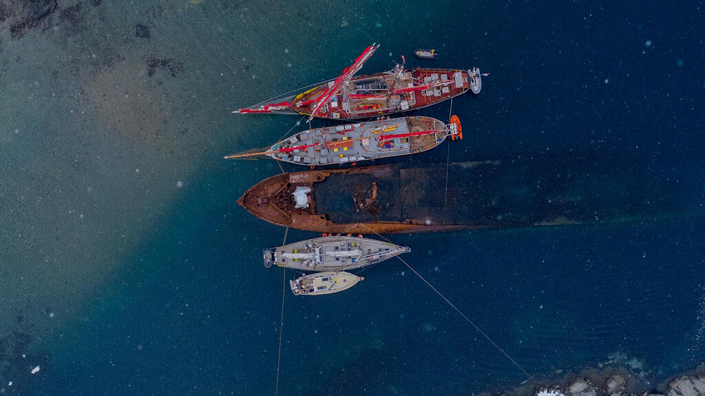 Photo: Ido Lempert סירות נקשרות לשרידיה של ספינת ציד לווייתנים שטבעה ב-1915