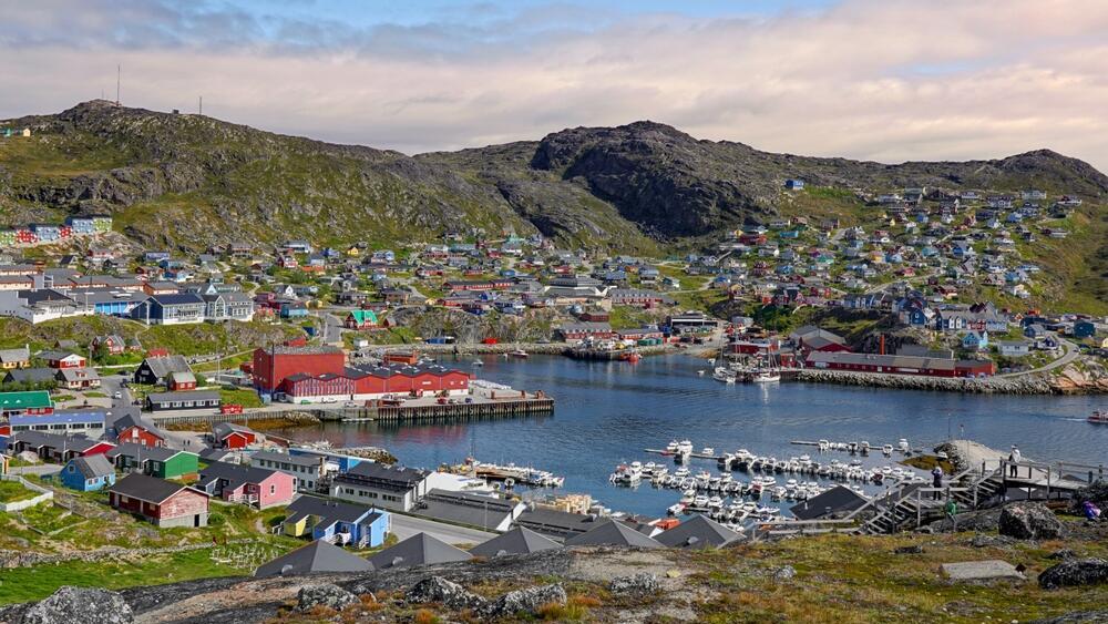 Qaqortoq, the most populous city in southern Greenland (Photo: PT Hamilton/Shutterstock) הבתים בקאקורטוק, העיר המאוכלסת ביותר בדרום גרינלנד