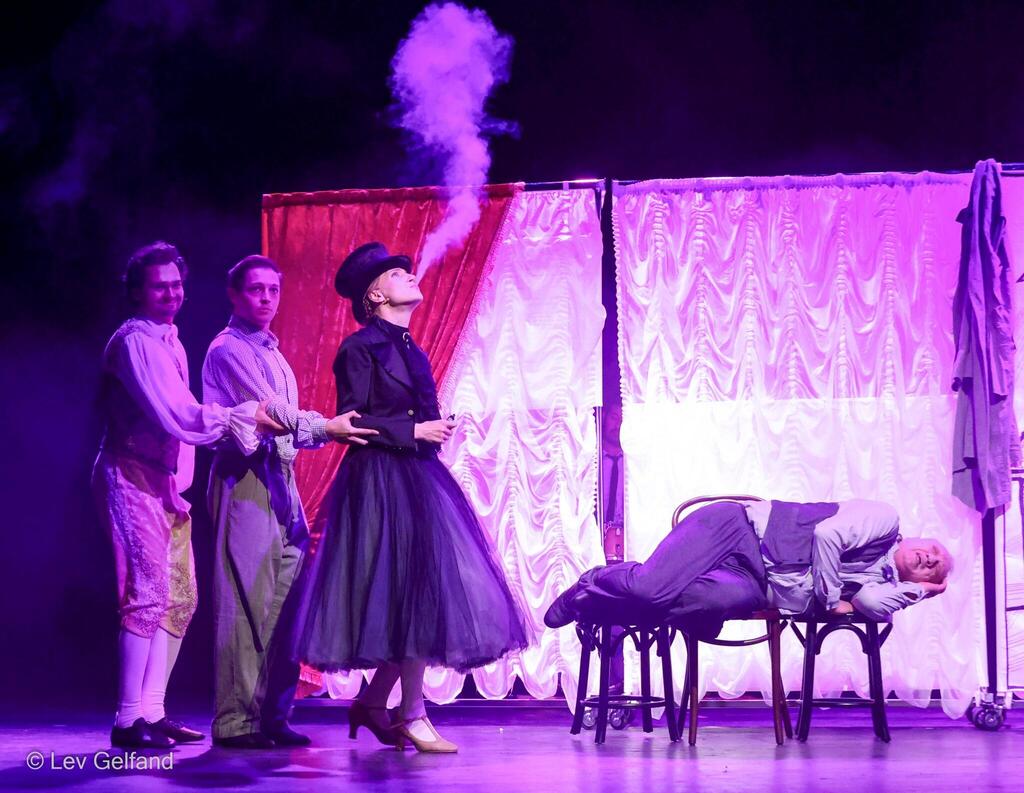 Сцена из спектакля "Приключения артиста" 