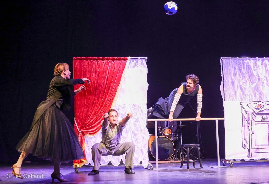 Сцена из спектакля "Приключения артиста" 