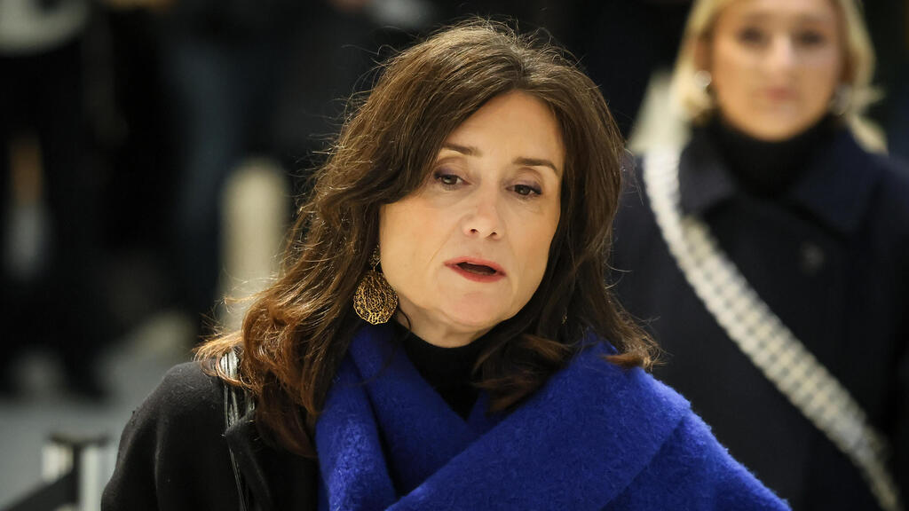 סנדרין ג'וסו חברת פרלמנט צרפת מגיעה לבית משפט בפריז שם הרשע משפטו סנאטור לשעבר ג'ואל גריו בסימום שלה