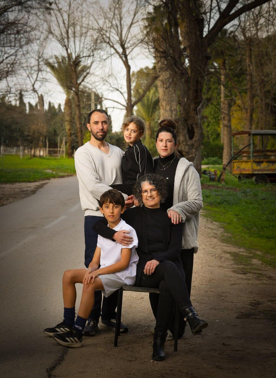 שושן הרן עם הבת שלה עדי, החתן שלה טל והנכדים נווה ויהל