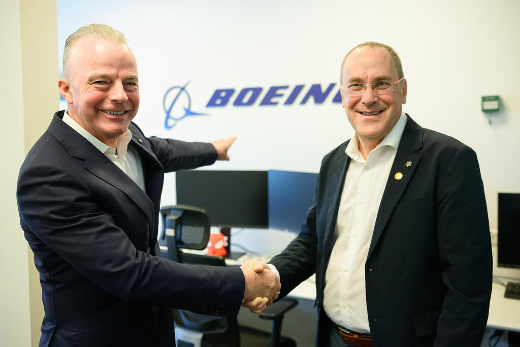 Dr. Brendan Nelson (left), President of Boeing Global, with Ben-Gurion University of the Negev President Prof. Daniel Chamovitz