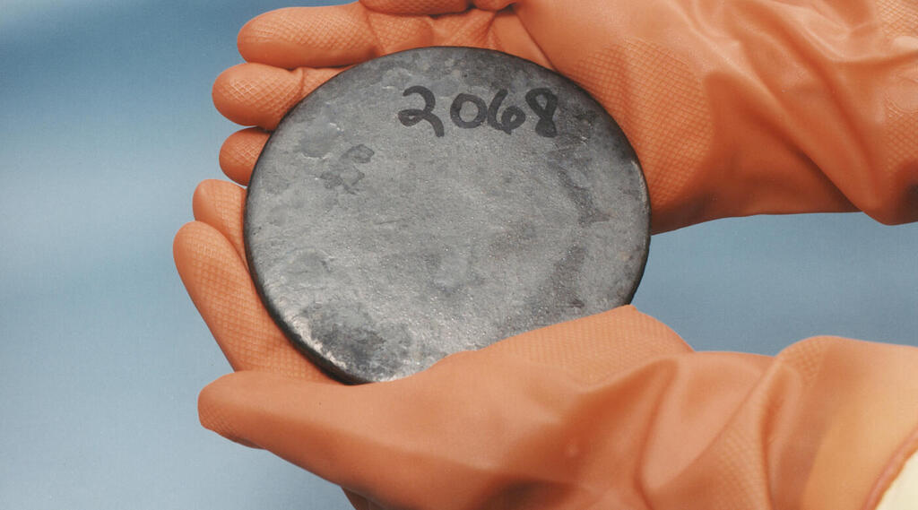 Enriched Uranium (Photo: US Department of Energy) גוש אורניום מועשר