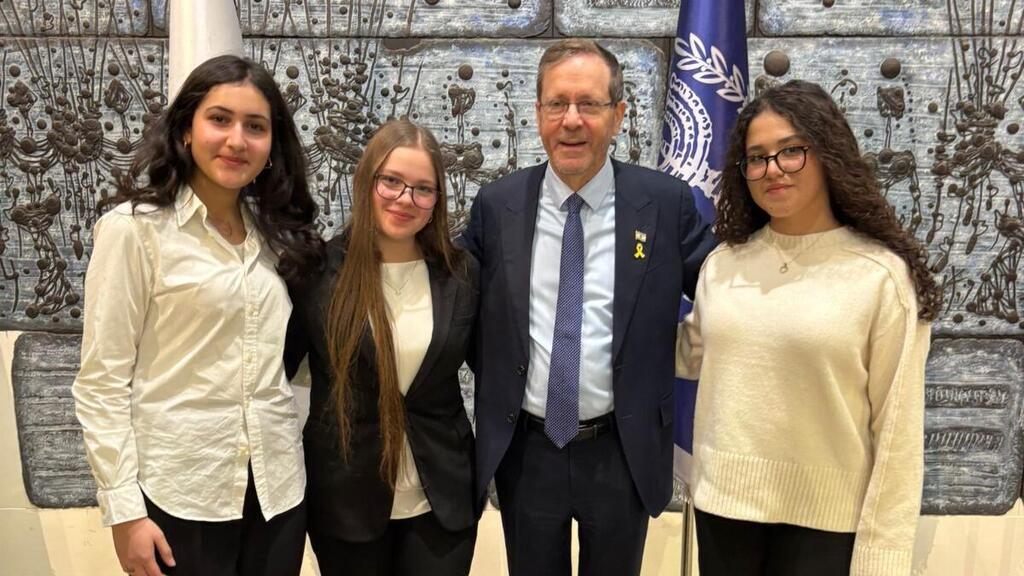 ליהי אזולאי, יסמין מילמן והודיה קמרי, תלמידות בית הספר התיכון דרכא ליהמן בדימונה, עם נשיא המדינה יצחק הרצוג