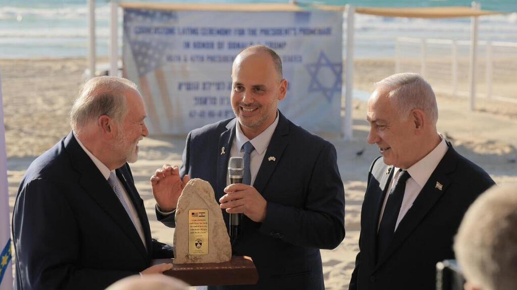 Церемония в Бат-Яме (Фото: Оз Шехтер, Хаим Цах / ЛААМ) ארכיון 9.2025 בנימין נתניהו טקס הנחת אבן פינה ל טיילת על שם טראמפ ב בת ים