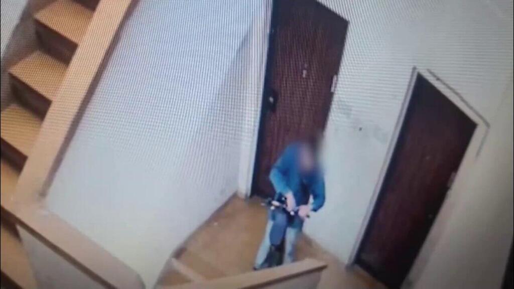 And leaves with a scooter (Photo: Israel Police) תיעוד מרגעי הפריצה והסרטונים שנתפסו אצל החשודים