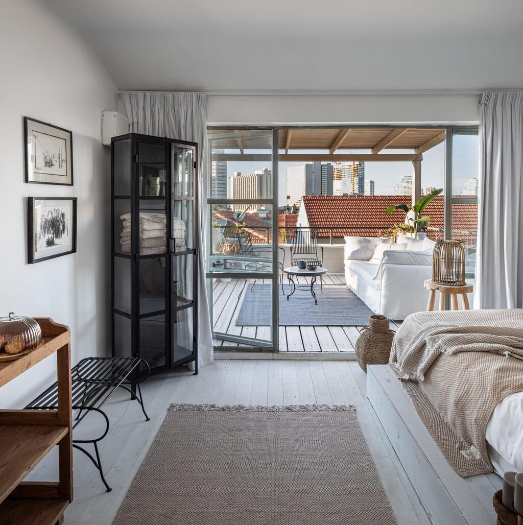 From the bed to the balcony (Photo: Gadi Yosef) בית בנווה צדק, עיצוב: נעמה רודין אשר