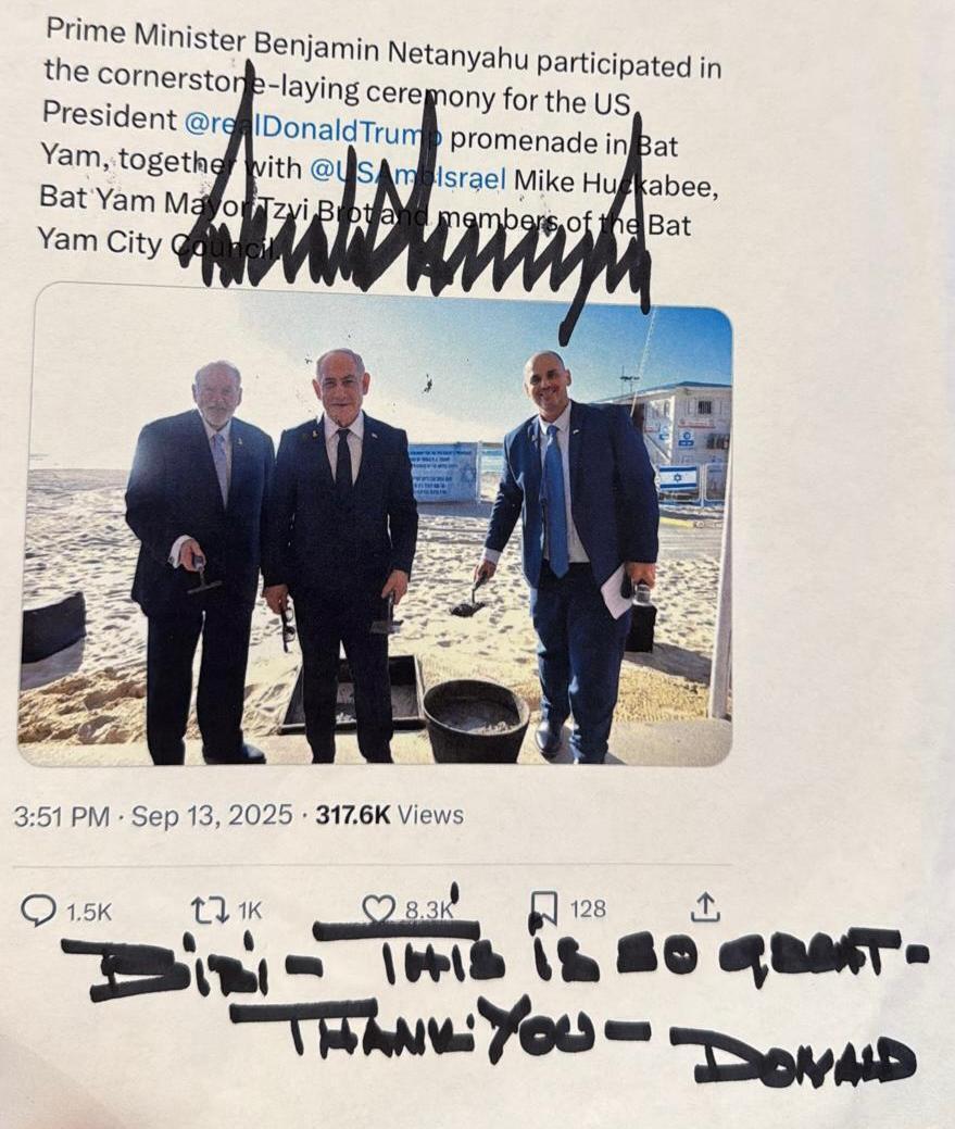 Фото, подписанное Трампом (Фото: Оз Шехтер, Хаим Цах / ЛААМ) ארכיון 9.2025 בנימין נתניהו טקס הנחת אבן פינה ל טיילת על שם טראמפ ב בת ים