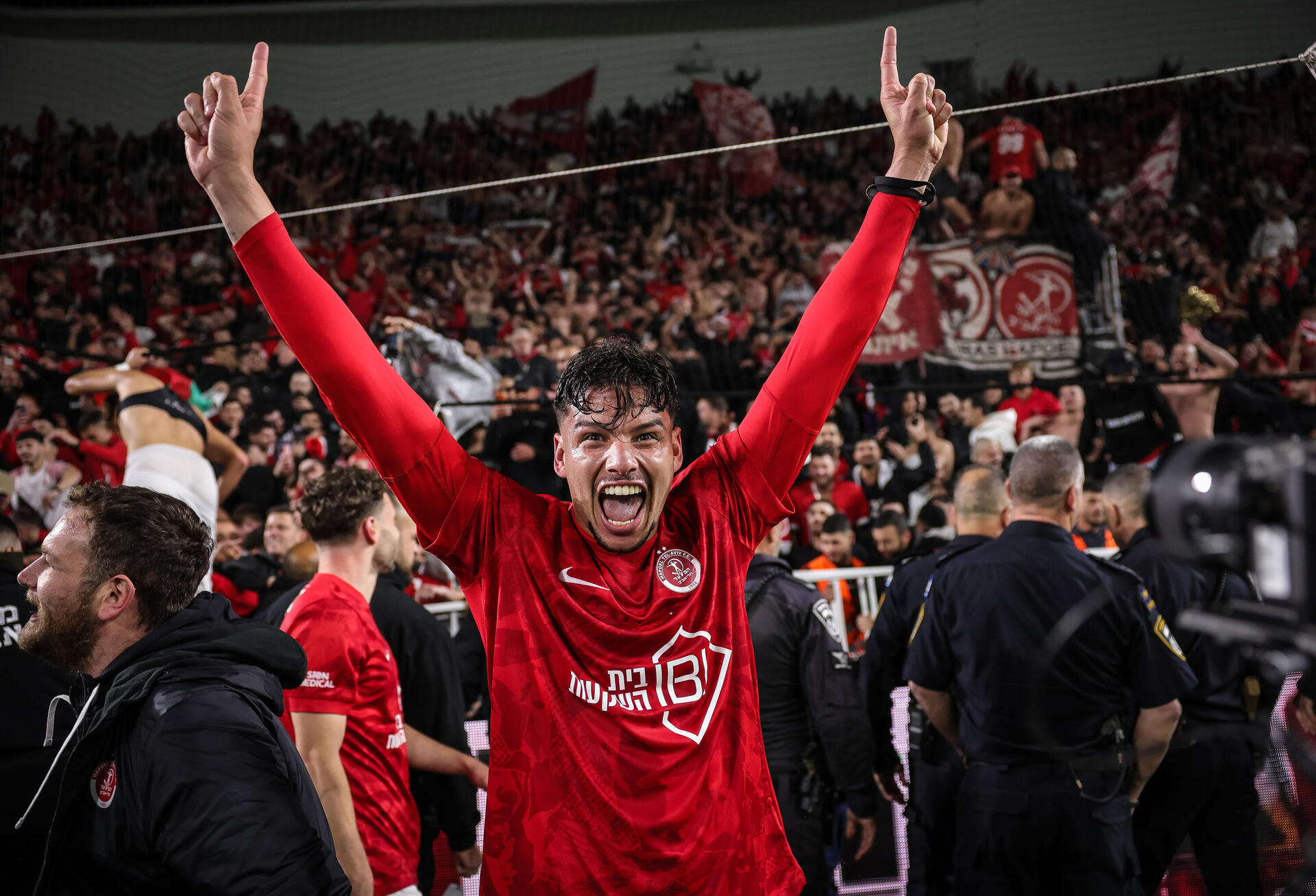 צ'יקו הברזילאי חוגג אחרי הניצחון הדרמטי של הפועל תל-אביב בדרבי  