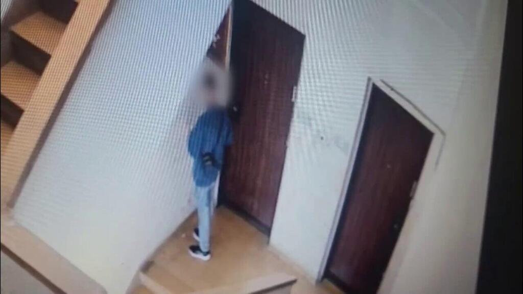 Finds the key (Photo: Israel Police) תיעוד מרגעי הפריצה והסרטונים שנתפסו אצל החשודים
