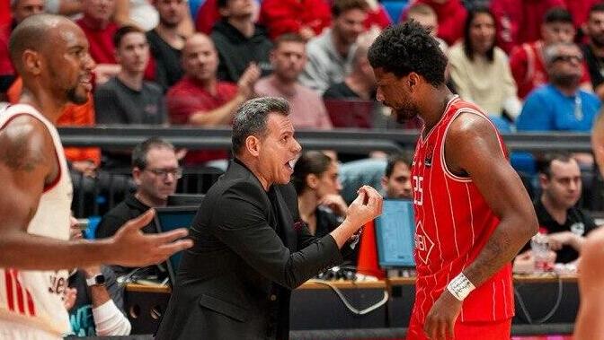 שחקן הפועל ת"א דן אוטורו עם דימיטריס איטודיס