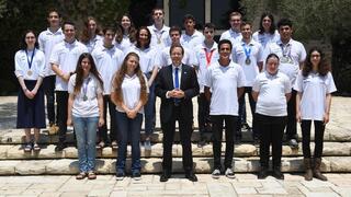 Научная сборная Израиля с президентом страны Ицхаком Герцогом  