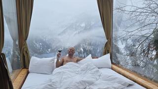 שעתיים מישראל, תוכלו לשבת במלון זכוכית מול הנוף